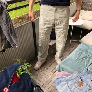 Cos cargopant - Snygga cargopants från cos. Bra skick, bara lite skrynkliga. Sitter rakt i benen och är ett väldigt lätt material. Sitter på bilderna på mig som är 179cm lång. 