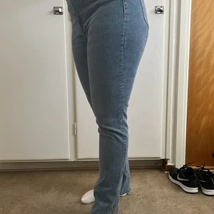 Zara jeans - Jeans från Zara, slits nertill. Aldrig använda