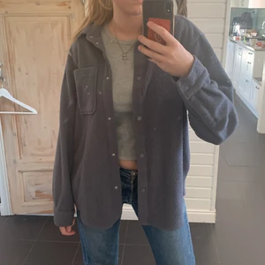 Weekday Teddy jacka - Varm Skjortjacka Köpt på weekday, perfekt till hösten. Sitter ocersized.🧥Använd men inga skador ser ut som när jag köpte den 😁💗💃🏼 (Köpt för 600)   