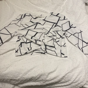 Långärmad tröja - Använd 0 gånger. Helt ny och inte trasig någonstans. Säljer för 130kr