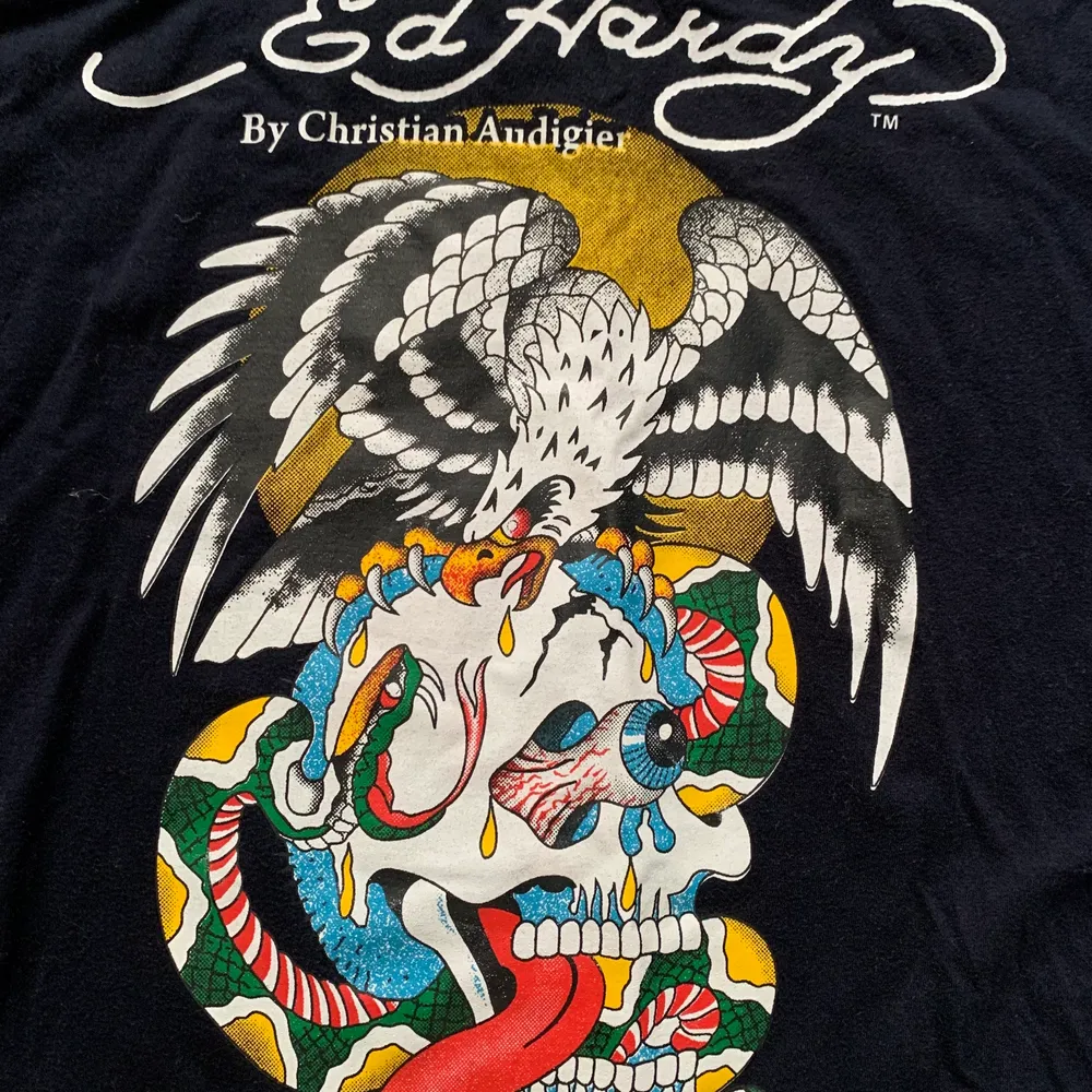 Säljer en vintage ed Hardy T-shirt i storlek S. Tröjan har ett snyggt tryck och är i bra skick för sin ålder. Säljer för 400kr (priset kan diskuteras). T-shirts.