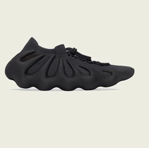 Yeezy 450 Utility Black - Yezzy Adidas 450 (release 2 aug 2022). Obruten förpackning.  Mötesplats i centrala Stockholm eller frakt som bekostas av köparen. Kan diskutera priset. 