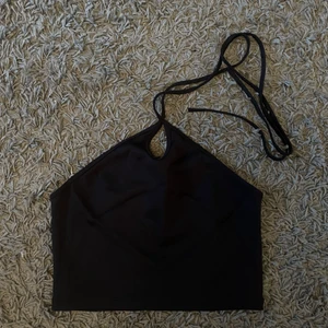 Svart halterneck  - En svart halterneck från H&m i storlek m. Använd ungefär 2 gånger. 50 kr + 39 kr 