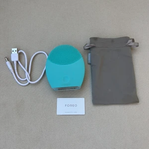 Foreo LUNA 2 - I nyskick, sparsamt använd! För fet/oljig hy och både rengör och skrubbar huden. Medan baksidan hjälper att massera in creme/serum! Nypris 1900kr. Kan postas men då tillkommer fraktkostnad!