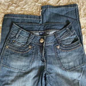 Jeans second hand - Skitsnygga jeans köpta secondhand som tyvärr var lite för små för mig 😩 därav kan jag ej ta bra bilder på passform, hör av er för fler frågor och bilder! Innebenslängd 79cm , midjemått ca 77cm