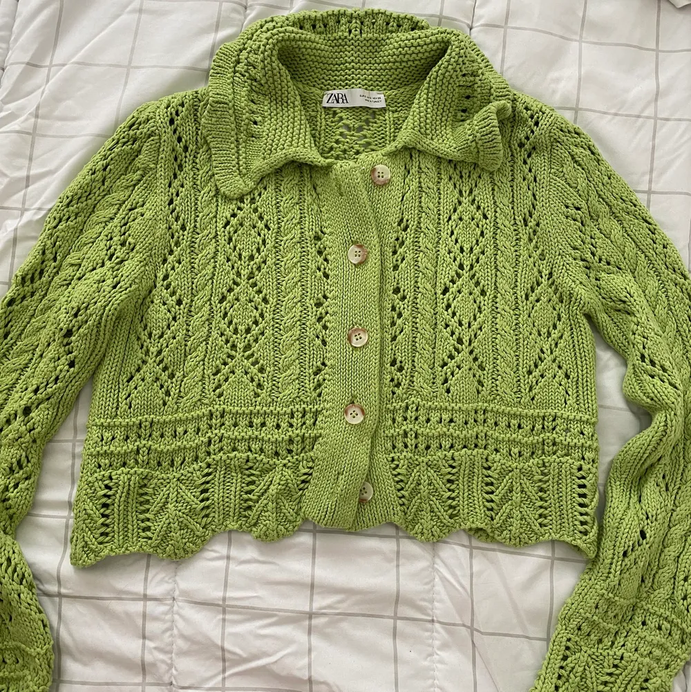 Light green cardigan from zara used twice In excellent condition size small . Stickat.