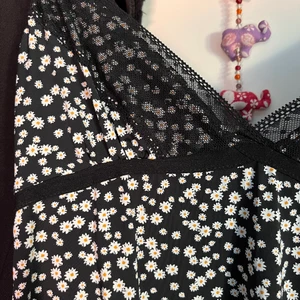 klänning - blommig nattlinne klänning typ, söt men för liten vid brösten för mig :( jättesöt spets 💕