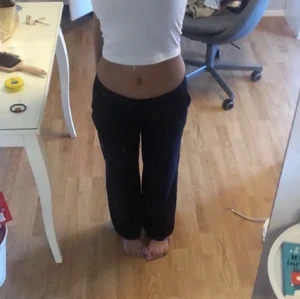 Svarta lowwaist hm linnebyxor  - Lågmidjade hm linnebyxor från hm som har krympt i tvätten passar dock frf en xs/s då om man är kortare💓