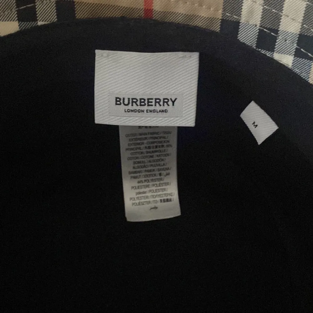 Burberry hatt M. Accessoarer.