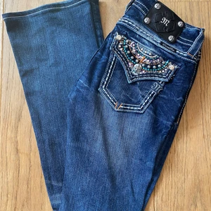 Miss me jeans strl 36 - Coolaste jeansen från miss me, strl 34 står det men passar 36. Bootcut o lågmidjade.  Hämtas i Enskede gård eller skickas mot fraktkostnad.