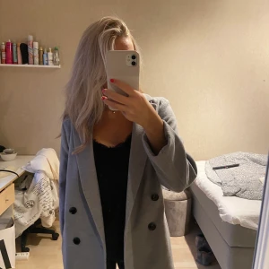 Kappa - Jättefin ljusgrå kappa, liten i storleken 