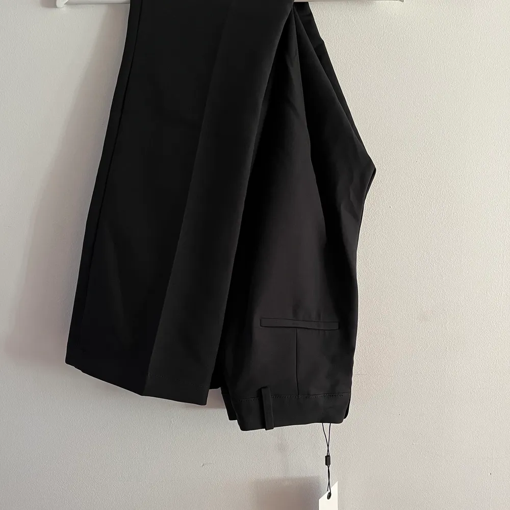 Svarta jättefina kostymbyxor från BikBok som passar till allt. Endast testade en gång säljer då dom inte används.. Jeans & Byxor.