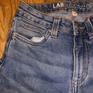 Mörk Blåa Jens ungefär till naveln  - Mörk blåa jeans, straight 