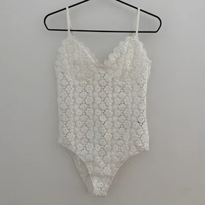 Body strl S - Söt broderad body i storlek S. Aldrig använd och prislappen kvar. Stretchigt material.