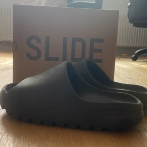 Adidas yeezy slide onyx st 43  - Ett par yeezy slides st 43 funkar för st 42 också har kvitto och nästan oanvänd. 