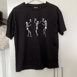 Svart T-shirt  - Svart T-shirt med coolt tryck