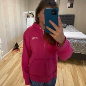 Diesel hoodie - Diesel hoodie som är köpt från Boozt för 500kr. Det står inte riktigt vilken storlek det är men skulle säga S (alltså lite oversize). Har använd det ett par gånger men är i jättefint skick. Nu säljer jag det för 300kr. (Priset kan diskuteras) 💗