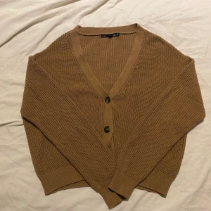 Koftor - Brun kofta från lager 157. Storlek M  50kr + frakt  Vit kofta från lagen 157. Storlek S  50kr + frakt