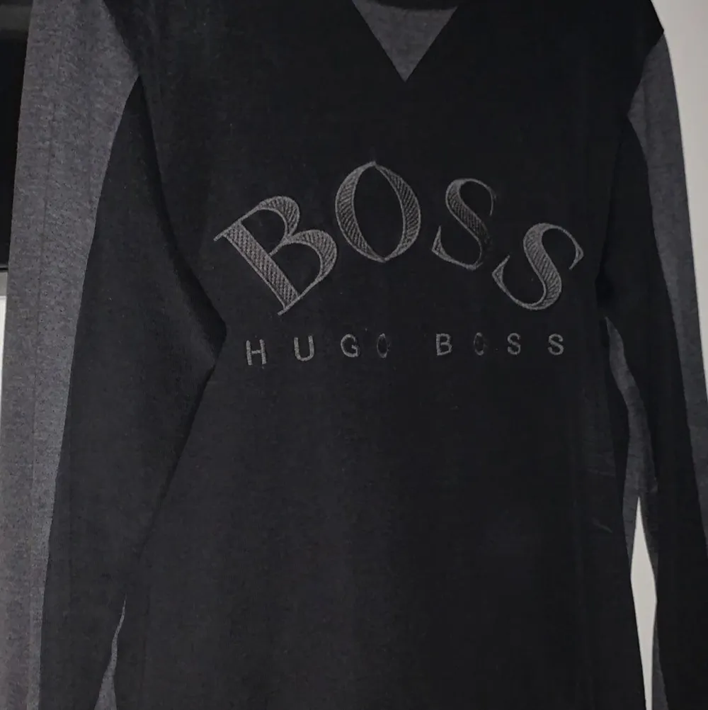 Säljer en fin Hugo boss tröja i storlek m  Passar mig inte längre . Hoodies.