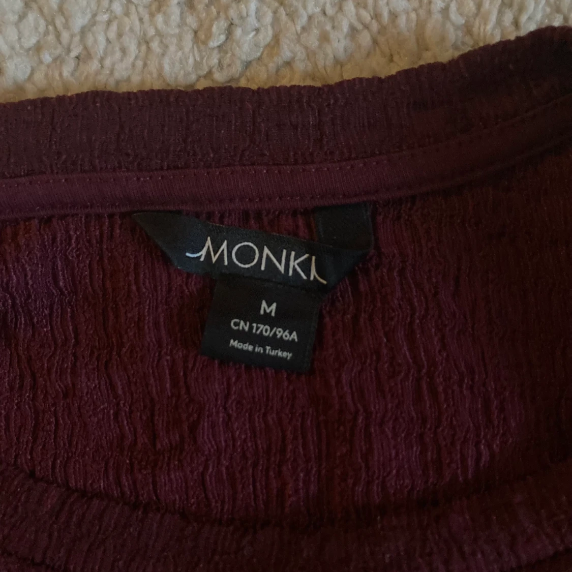 Vinröd volangtröja - 91