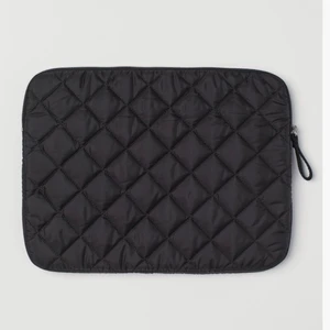 Datorfodral  - Ett svart datorfodral från H&M, köpte det förra veckan men behöver inte det för gick ett av skolan. Det är helt oanvänt💗