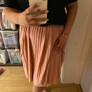 Långkjol - Knappt använd. Nypris: 399kr. Frakt tillkommer och köparen står för frakten.