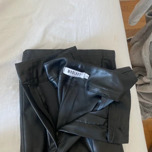 Skinnbyxor bootcut  - Säljer nu mina skinnbyxor från Madlady i storlek M. Slutsålda på hemsidan. Långa på mig som är 173 cm lång. Säljer de då ej kommer till användning. Mycket bra skick. Nypris 499kr.