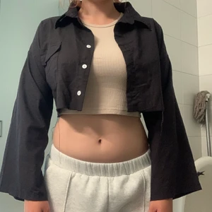 Mesa closet  - Säljer denna sliten crop kjorta/tunn jacka från Mesa Closet i stl s. Passar perfekt på mig som har stl EU36. Inköpt i Thailand. Aldrig använt!   