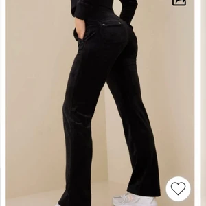 SVARTA JUICY BYXOR MED FICKOR! - Helt nya juicy byxor som endast är testade och är i stl xxs säljer då jag beställde två styckna och kan ej returnera tbx nyskick!