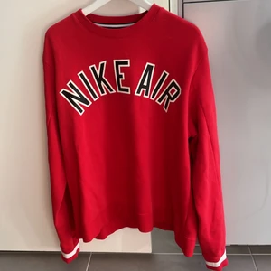Nike sweatshirt  - Jättefin Nike sweater, bra skick. Har sytt igen ett litet hål på bakre delen av ena armen/axeln, se bild 3.