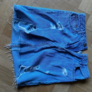 Jeanskjol från divided  - Jeanskjol från H&M och divided. Storlek 32