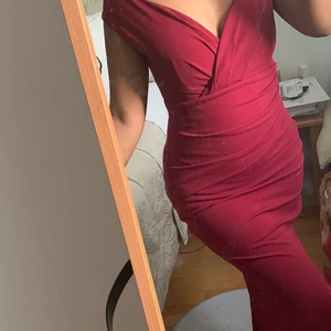 GODDIVA LONDON - Har haft klänningen en gång på min bal för några år sedan. En otroligt fin lång klänning.