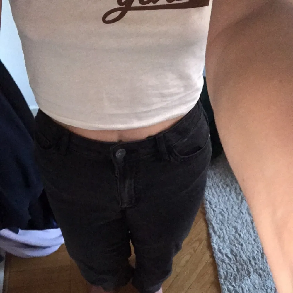 Svarta higwaist jeans, säljer pga för små. Är inte säker på frakt, pris kan diskuteras <3. Jeans & Byxor.