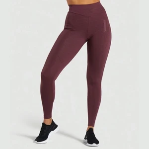 Gymshark lustre leggings - Färg: berry red Ordinariepris 600kr.  Storlek: XS Endast använda ett fåtal gånger. 