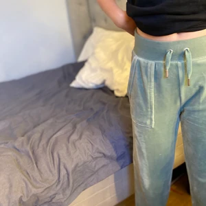 INTRESSEKOLL  - INTRESSEKOLL för mina favorit byxor juicy  couture i färgen grön strl, XXS✨ köpta för ca 5 dagar sedan och aldrig tvättade. ej tänkt sälja vill bara se hur mycket jag kan få får dom.☺️ 