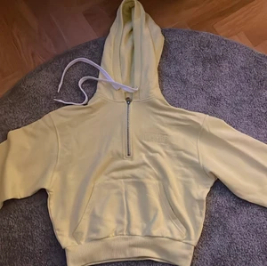 Jätte söt gul pastellfärgade hoodie💛 - Gul pastel färgad hoodie från Zara som är HELT oanvänd och har en dragkedja som ett tryck på vänster sida💛 Så skön och bra skick!🤩