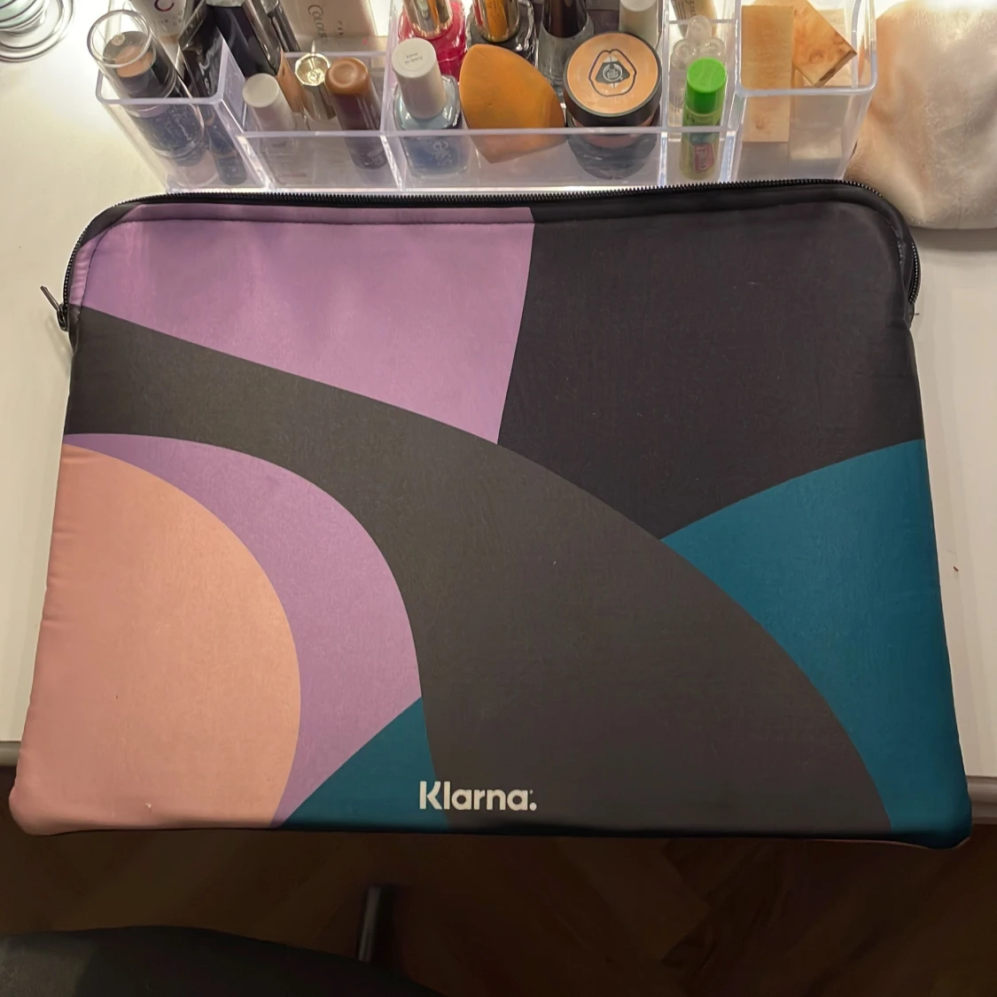 Super fint datorfodral 💜🖤🧡💙💚