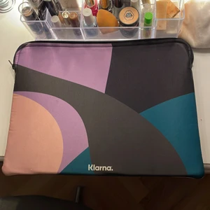 Super fint datorfodral 💜🖤🧡💙💚 - Ett stort och rymligt dator fodral med en massa fin färger☺️ Har aldrig används och är i perfekt skick!