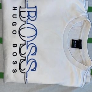 Hugo boss Sweatshirt storlek M - En väldigt fin Hugo boss sweatshirt i stolen M, haft den ett tag men inte använt den pågrund av min kroppsform.