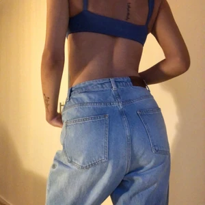 Jeans Nakd - Ljusblåa lite mer ”baggy” jeans från nakd. Sköna att ha på sig då de även är högmidjade 🥰