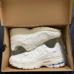 New balance 2002r proctection pack  - A brand new pair of new balance 2002r in size 44,5/10,5. Comes with original box and receipt. Condition 10/10 with no flaws. Dm me if you have any question.