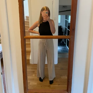 Byxor - Säljer dessa byxor från chiquelle. Lite stickiga men fina! Bra skick! One size men passar mig som vanligtvis har 36/s