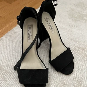 Nelly klackar  - Klackar från Nelly i storlek 37🖤 mockaimitation