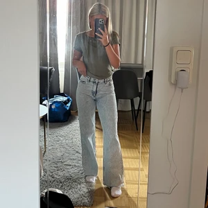 Jeans från Monki - Jag säljer dessa blåa jeansen från Monki i storlek 36, knappt använda. Jag har klippt av de och de passar mig som är 169 (är lite för långa för mig) men går även att klippa kortare. 