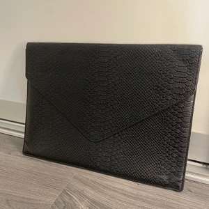 datorfodral - Datorfodral från by Bianca💗 Säljer då det tyvärr inte passar min dator. Aldrig använt av mig💕 200kr eller bud!