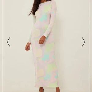 Nakd klänning - Säljer min fina långklänning i pastellfärger från nakd!! Flyttar utomlands snart och kommer enbart ha tid att posta fram tills 8/9 så passa på!! 💘 TRYCK INTE PÅ KÖP DIREKT!