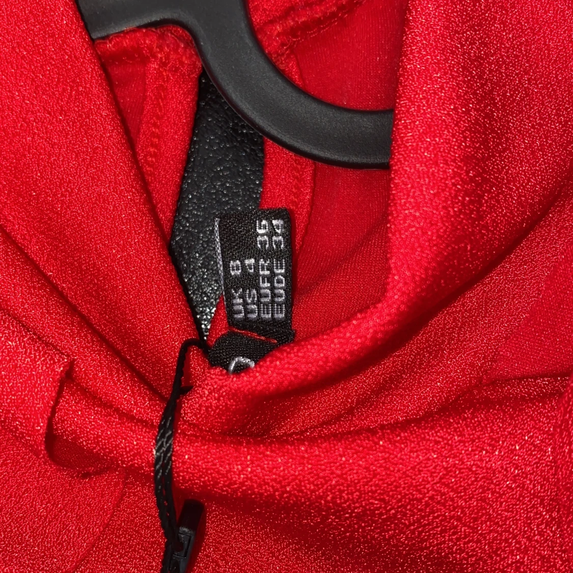 Röd festlig topp med volanger - 91