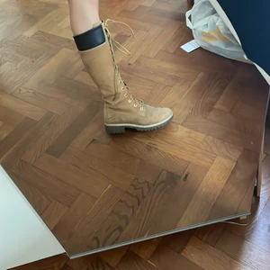 Höga timberlands  - Timberlands med hög snörning. Vattentäta och varma. Använda men i gott skick, inget riktigt slitage. Nypris på timberlands egna hemsida: 2400kr