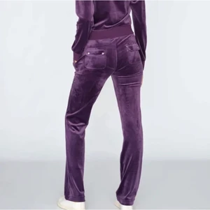 juicy byxor - INTRESSEKOLL säljer endast för bra pris. Väl använda men inga defekter vad jag ser bara lite mindre Lena på knäna. Strlk xxs och jag är 170cm💘💘köpare står för frakt (köpta på NK i Gbg)  Ps: ledande bud är på 850+frakt