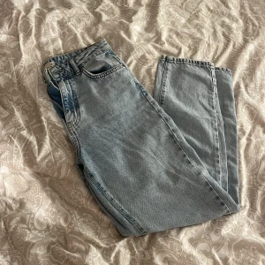 Ljusblå jeans - Ljusblå mom jeans från Gina tricot som knappt kommit till användning. Storlek 36. 
